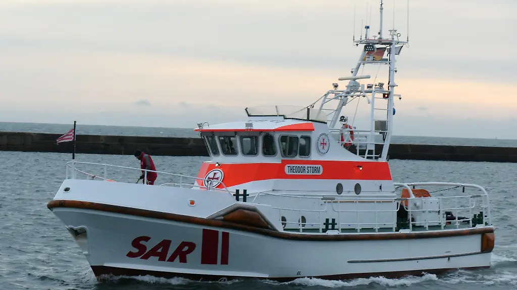 Der-Seenotrettungskreuzer-Theodor-Storm-und-die-Crew-einer-Segeljacht-haben-die-Besatzung-eines-in-der-Nordsee-gekenterten-Segelbootes-gerettet