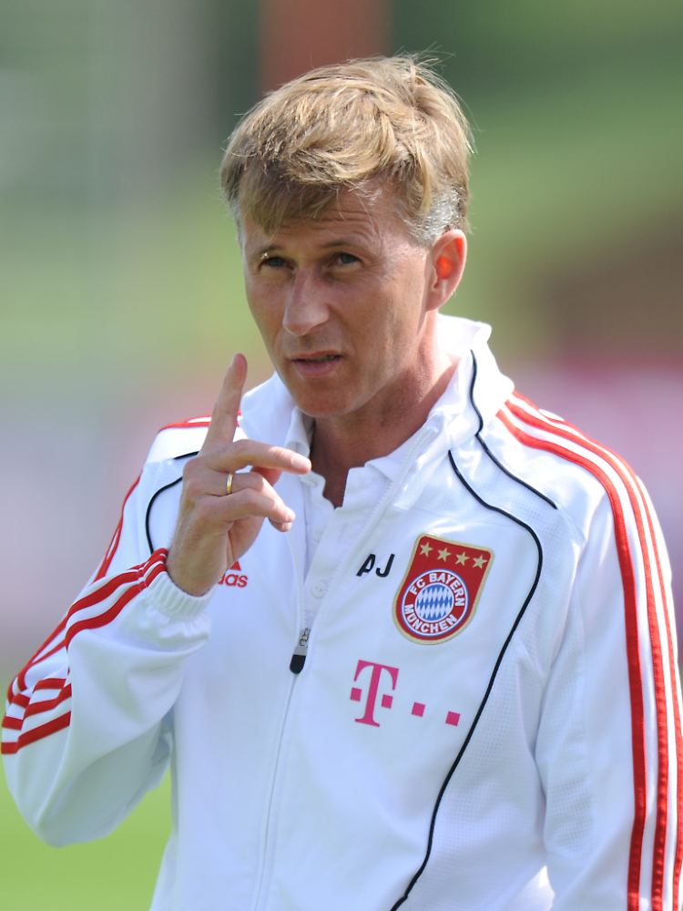 Ein Mann für gewisse Stunden: Andries Jonker soll den FC Bayern in fünf Spielen noch in die Champions League führen, zumindest in die Qualifikation.