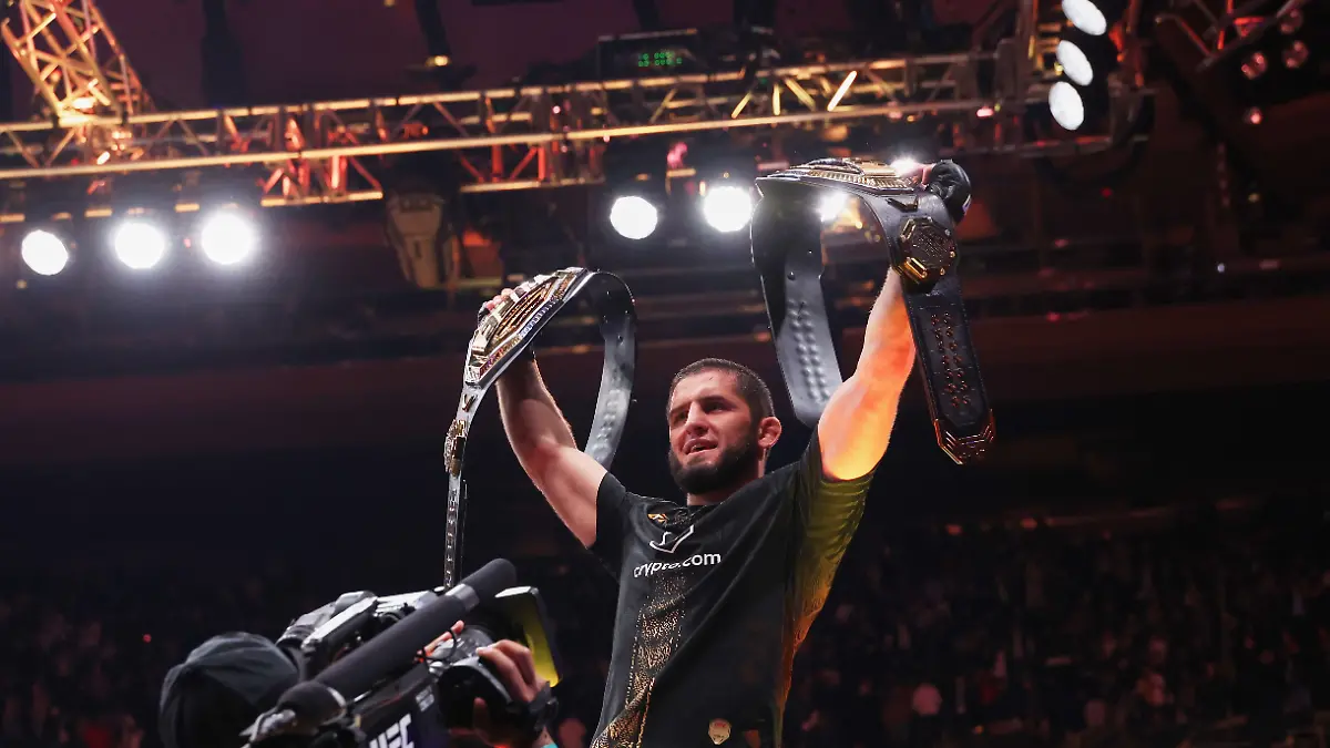 Nov-15-2025-New-York-NY-UNITED-STATES-Islam-Makhachev-blue-gloves-acknowledges-the-crowd-after-defeating-Jack-Della-Maddalena-not-pictured-in-the-welterweight-championship-bout-during-UFC-322-at-Madison-Square-Garden