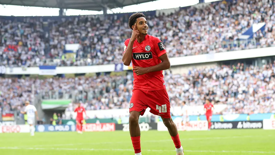 Francis-Onyeka-SV-07-Elversberg-Torjubel-jubelt-nach-seinem-Treffer-zum-1-3-waehrend-des-Spiels-der-1-Runde-des-DFB-Pokal-zwischen-MSV-Duisburg-und-SV-07-Elversberg-Schauinsland-Reisen-Arena-am-22-August-2026-in-Duisburg-Deutschland-Foto-von-Oliver-Kaelke-DeFodi-Images-Francis-Onyeka-SV-07-Elversberg-celebrates-after-scoring-his-team-s-third-goal-during-the-1st-round-match-of-the-DFB-Pokal-between-MSV-Duisburg-and-SV-07-Elversberg-at-Schauinsland-Reisen-Arena-on-August-22-2026-in-Duisburg-Germany-Photo-by-Oliver-Kaelke-DeFodi-Images-DFB-DFL-REGULATIONS-PROHIBIT-ANY-USE-OF-PHOTOGRAPHS-AS-IMAGE-SEQUENCES-AND-OR-QUASI-VIDEO-Photo-by-Oliver-Kaelke-DeFodi-Images-Francis-Onyeka-of-SV-07-Elversberg-celebrates-a-goal-celebrates-after-scoring-his-teams-third-goal-during-the-first-round-match-of-the-DFB-Cup-between-MSV-Duisburg-and-SV-07-Elversberg-at-the-Schauinsland-Reisen-Arena-on-August-22-2026-in-Duisburg-Germany-Photo-by-Oliver-Kaelke-DeFodi-Images-Francis-Onyeka-of-SV-07-Elversberg-celebrates-after-scoring-his-teams-third-goal-during-the-first-round-match-of-the-DFB-Cup-between-MSV-Duisburg-and-SV-07-Elversberg-at-Schauinsland-Reisen-Arena-on-August-22-2026-in-Duisburg-Germany-Photo-by-Oliver-Kaelke-DeFodi-Images-DFB-and-DFL-regulations-prohibit-any-use-of-photographs-as-image-sequences-and-or-quasi-video-Photo-by-Oliver-Kaelke-DeFodi-Images