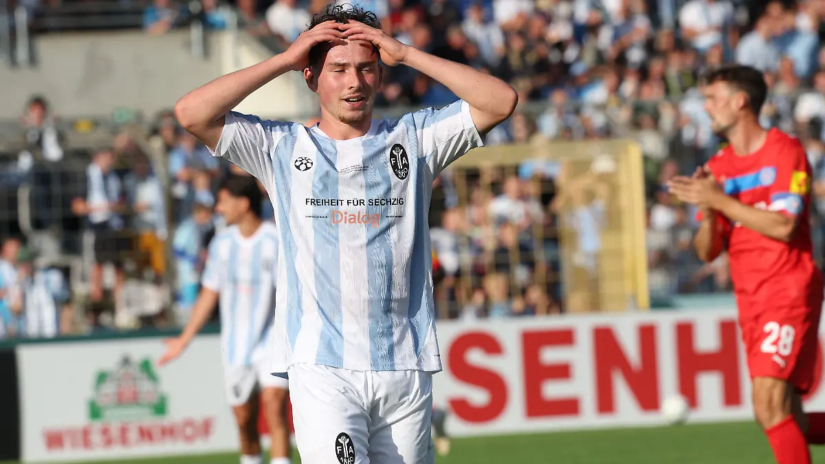Fussball-Maenner-DFB-Pokal-TSV-1860-Muenchen-Holstein-Kiel-1-Runde-im-Stadion-an-der-Gruenwalder-Strasse-Lance-Fiedler-TSV-1860-Muenchen-reagiert-waehrend-des-Spiels