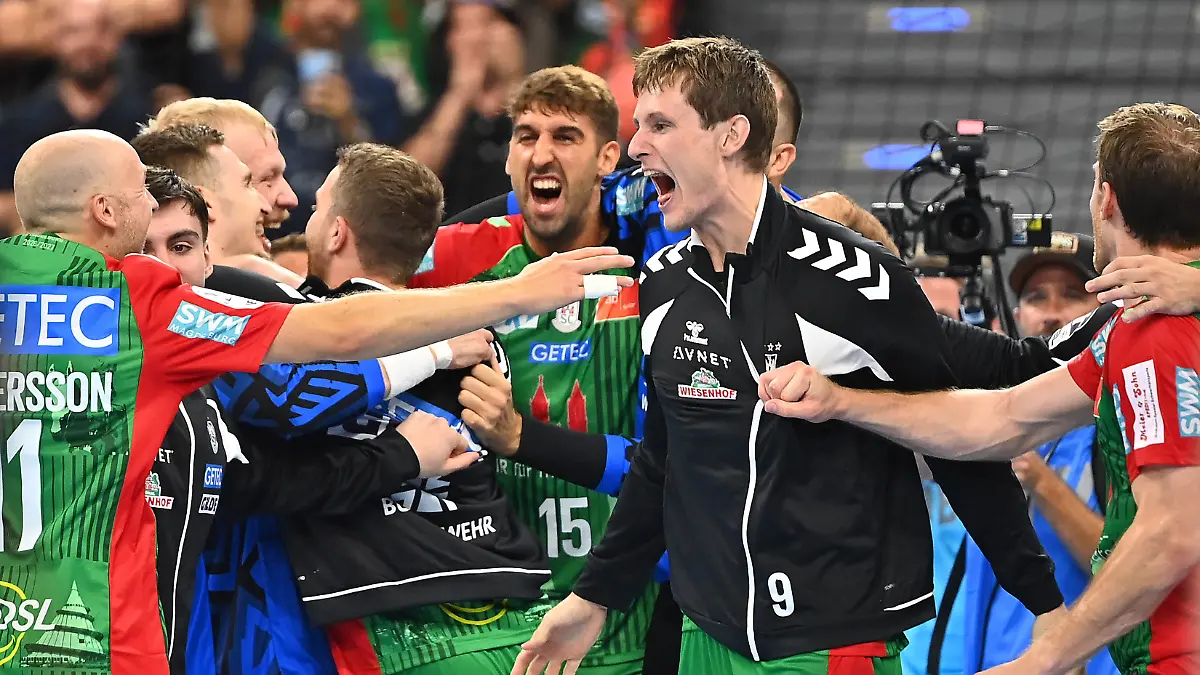 Schlussjunel-Magdebburg-Spieler-Teamfoto-Team-Mannschaft-Mannschaftsfoto-Jubel-Freude-Begeisterung-Handball-Rexel-Super-Cup-2026-der-Maenner-SC-Magdeburg-vs-Fuechse-Berlin-38-30-am-22-08-2026-SAP-GARDEN-Muenchen-SVEN-SIMON-Fotoagentur-GmbH-Co-Pressefoto-KG-Seidlhofstr-10-85540-Haar-GLS-Bank-IBAN-DE75-4306-0967-4030-0251-00-BIC-GENODEM1GLS-www-svensimon