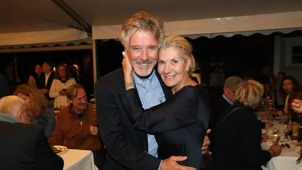 Nick-Wilder-und-Christine-Mayn-bei-der-Premierenfeier-von-Winnetou-II-Ribanna-und-Old-Firehand-bei-den-Karl-May-Spielen-in-Bad-Segeberg-bei-Hamburg-viel-Action-und-Spass-eine-Liebesgeschichte-und-am-Ende-noch-ein-Baby-im-Wilden-Westen-im-Freilichtheater-am-Kalkberg-gibt-es-in-diesem-Jahr-besonders-emotionale-Unterhaltung-29-6