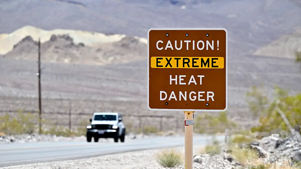 Bilder-des-Jahres-2023-News-07-Juli-News-Bilder-des-Tages-News-Themen-der-Woche-KW28-July-16-2023-Death-Valley-National-Park-California-U-S-A-car-passes-a-sign-warning-of-extreme-heat-danger-in-Death-Valley-National-Park-California-on-July-16-2021-An-excessive-heat-warning-was-issued-for-much-of-the-Southwest-United-States-Climate-models-almost-unanimously-predict-that-heat-waves-will-become-more-intense-and-frequent-as-the-planet-continues-to-warm