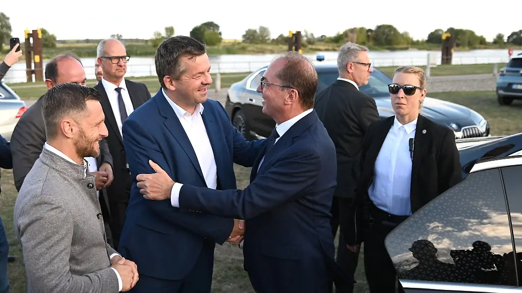 Beim-Besuch-von-Bundesinnenminister-Alexander-Dobrindt-CSU-rechts-in-Tangermuende-ging-es-auch-um-das-Thema-Buergerwehren