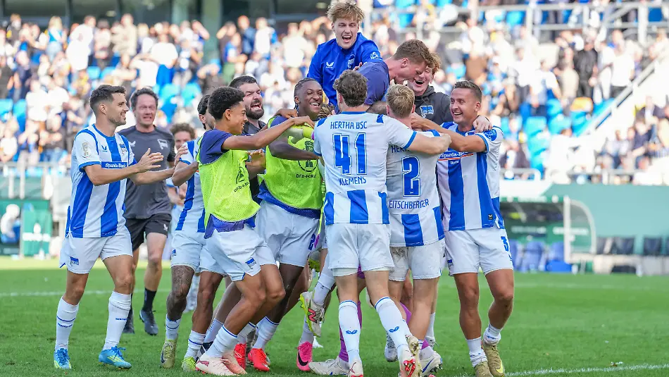 22-08-2026-xydrx-Fussball-DFB-Pokal-1-FC-Saarbruecken-Hertha-BSC-Saison-2026-2027-Ludwigsparkstadion-Die-Spieler-von-Hertha-BSC-bejubeln-den-Sieg-DFB-regulations-prohibit-any-use-of-photographs-as-image-sequences-and-or-quasi-video-August-22-2026-xydrx-Soccer-DFB-Cup-1-FC-Saarbruecken-vs-Hertha-BSC-20262027-season-Ludwigspark-Stadium-Hertha-BSC-players-celebrate-their-victory-DFB-regulations-prohibit-any-use-of-photographs-as-image-sequences-and-or-quasi-video