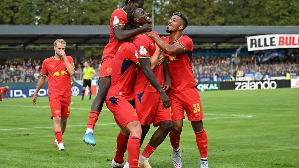 22-08-2026-xjhx-Fussball-DFB-Pokal-1-Runde-Eintracht-Trier-RB-Leipzig-v-l-Torjubel-nach-dem-Tor-zum-celebrating-the-goal-celebrate-0-6-durch-Ezechiel-Banzuzi-RB-Leipzig-Trier-August-22-2026-xjhx-Soccer-DFB-Cup-1st-Round-Eintracht-Trier-vs