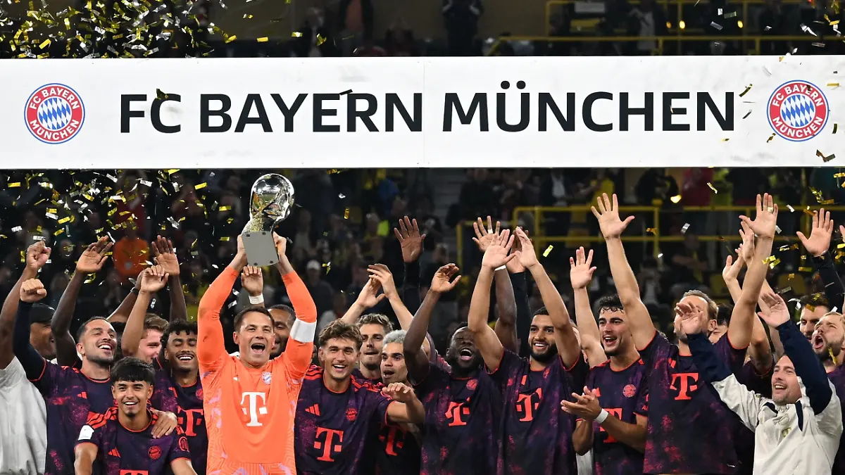 Fussball-Maenner-Franz-Beckenbauer-Supercup-Borussia-Dortmund-FC-Bayern-Muenchen-Signal-Iduna-Park-Die-Spieler-von-Bayern-Muenchen-feiern-mit-dem-Pokal-auf-dem-Podium