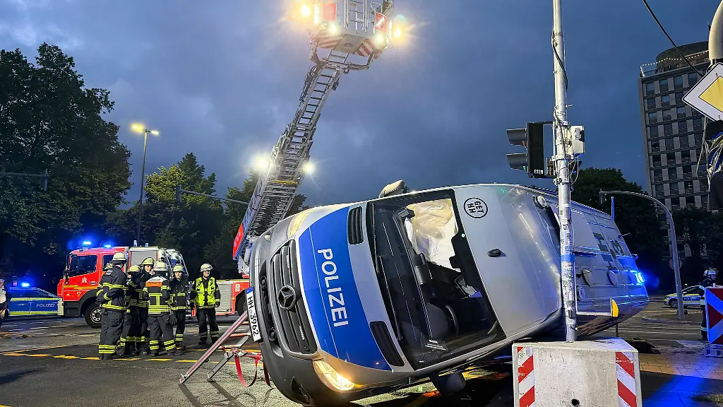Ein-Gefangenentransporter-der-Polizei-ist-nach-einem-Unfall-in-Hamburg-seitlich-gegen-eine-Ampelanlage-gekippt