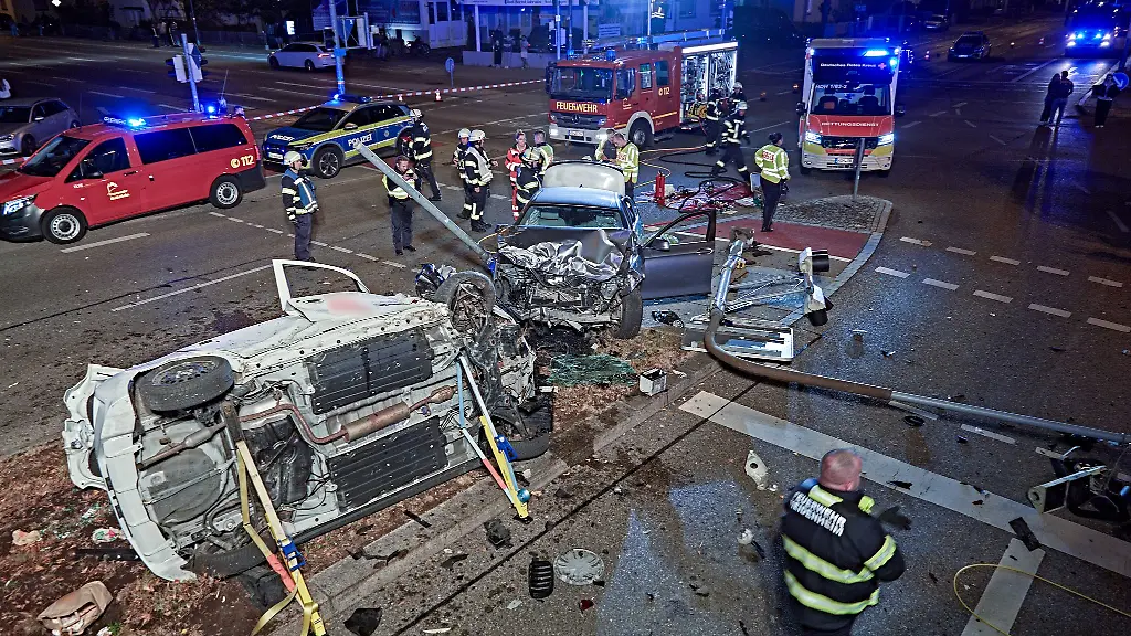 Ein-Unfall-im-Westen-Heidenheims-hinterlaesst-ein-grosses-Truemmerfeld-Mehrere-Menschen-werden-verletzt