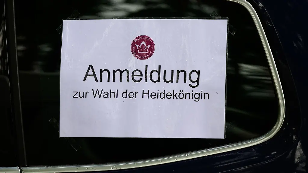 Die-Wahl-der-Heidekoenigin-ist-der-Abschluss-des-Heidebluetenfestes