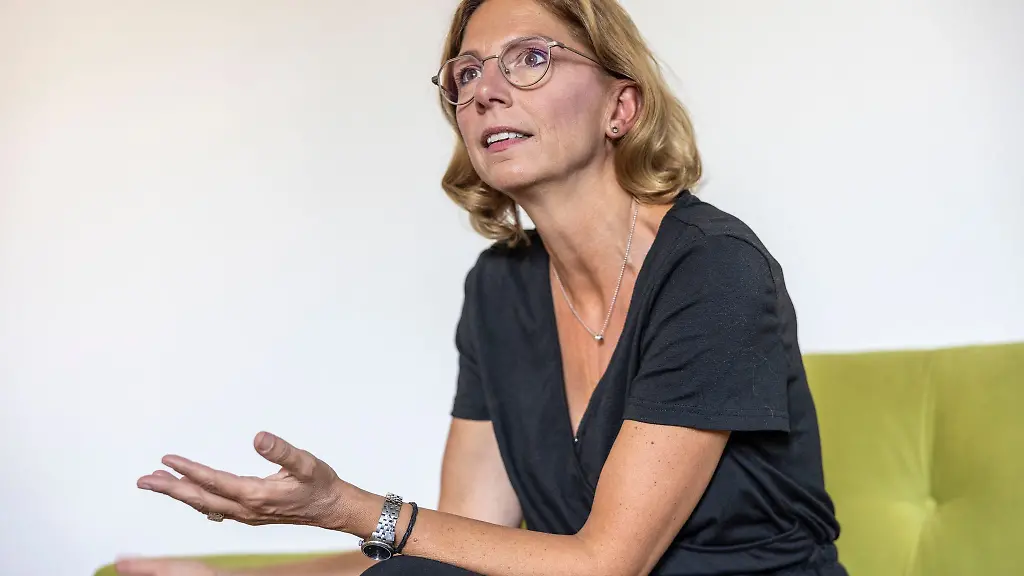 Sozial-und-Familienministerin-Baetzing-Lichtenthaeler-engagiert-sich-fuer-Pflegefamilien
