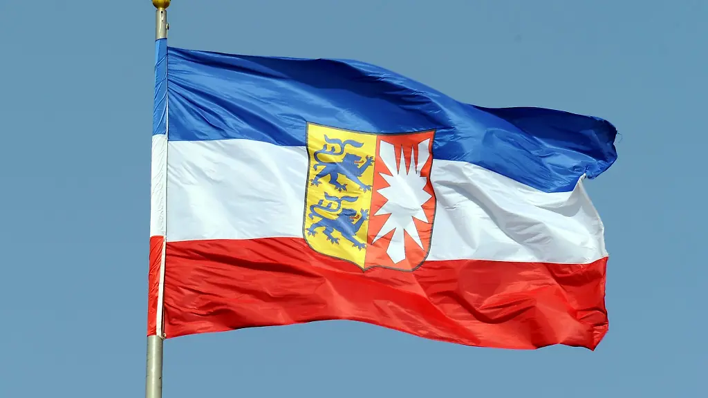 Weht-seit-80-Jahren-stolz-im-Wind-Die-Landesflagge-Schleswig-Holsteins