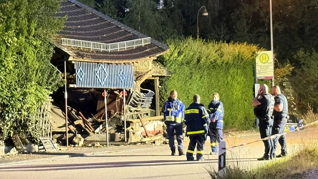 Viele-Einsatzkraefte-waren-an-der-Unfallstelle-im-Einsatz-um-das-Gebaeude-abzusichern