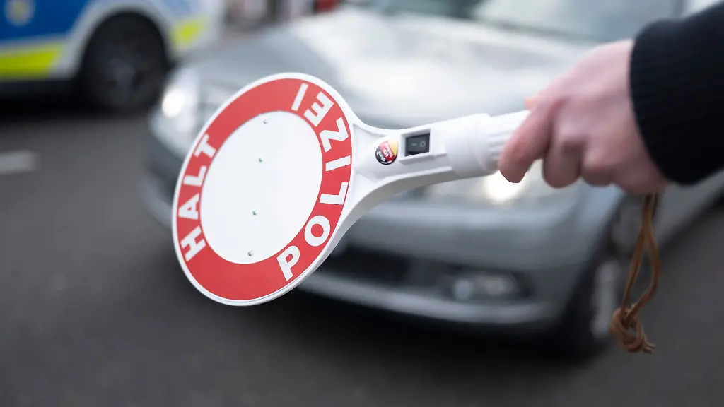 Das-ueberladene-Auto-mit-sechs-ungesicherten-Kindern-fiel-bei-einer-Grenzkontrolle-auf