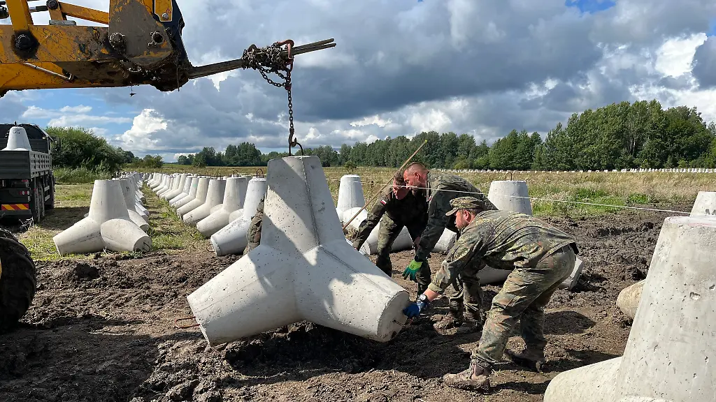 Soldaten-der-Bundeswehr-und-der-polnischen-Armee-verlegen-Panzersperren-an-Polens-Grenze-zu-Kaliningrad
