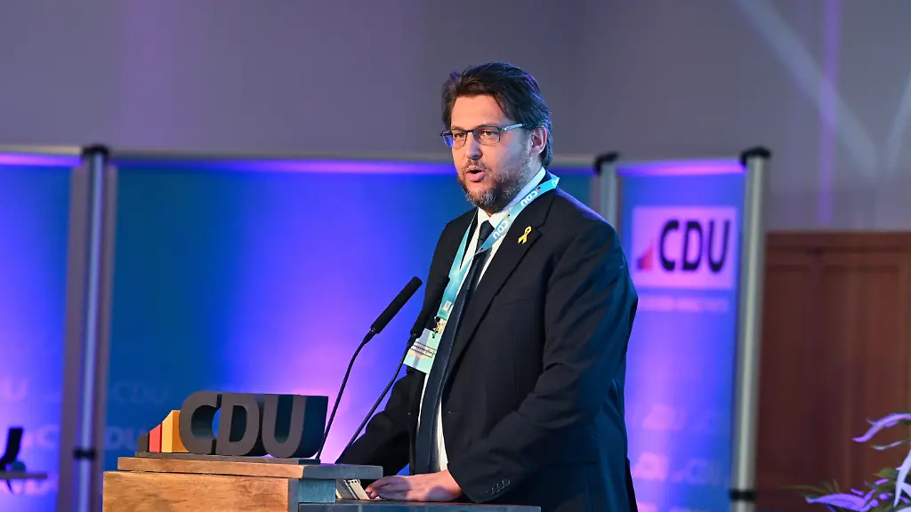 Tobias-Krull-CDU-spricht-zu-den-Delegierten-der-Landesvertreterversammlung-der-CDU-Auf-der-Landesvertreterversammlung-wurden-die-Kandidaten-der-Listenaufstellung-der-CDU-Sachsen-Anhalt-fuer-die-Landtagswahl-2026-gewaehlt
