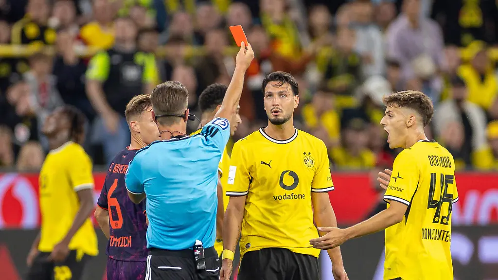 22-08-2026-Fussball-Franz-Beckenbauer-Supercup-2026-Borussia-Dortmund-FC-Bayern-Muenchen-v-l-Schiedsrichter-Daniel-Schlager-GER-zeigt-Ramy-Bensebaini-Borussia-Dortmund-die-Rote-Karte-Dortmund-Signal-Iduna-Park-NRW-Deutschland-xRHR-FOTO-DEx-August-22-2026-Soccer-2026-Franz-Beckenbauer-Super-Cup-Borussia-Dortmund-vs