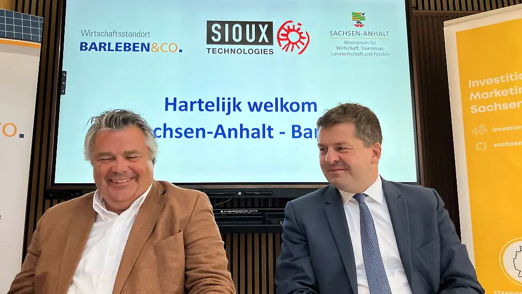 Vor-drei-Jahren-verkuendeten-der-damalige-Geschaeftsfuehrer-von-Sioux-Technologies-Leon-Giesen-links-und-der-damalige-Wirtschaftsminister-von-Sachsen-Anhalt-Sven-Schulze-CDU-die-Ansiedlung-des-High-Tech-Unternehmens