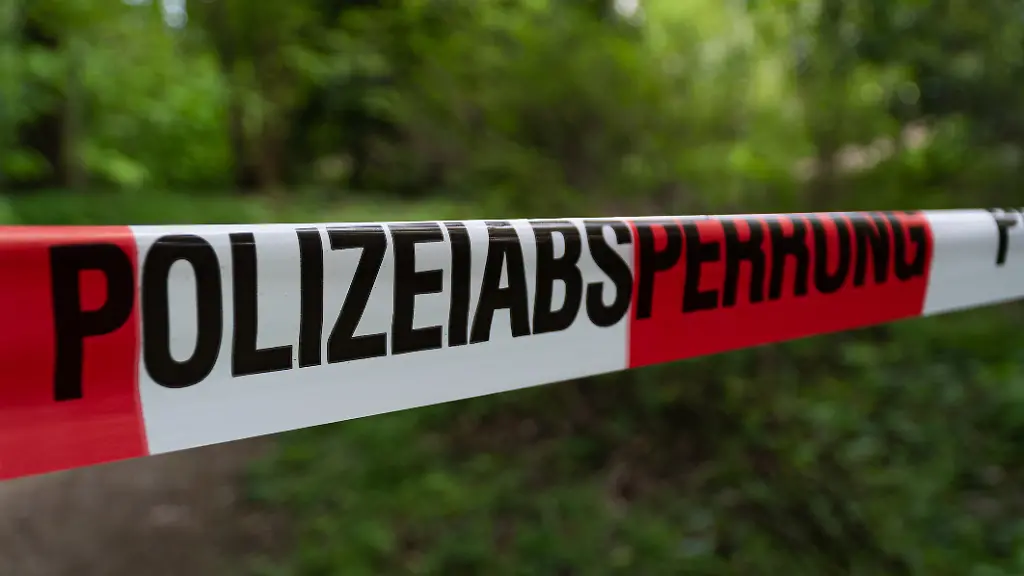 Landkreis-Osnabrueck-Deutschland-01-Juni-2025-Im-Bild-In-einem-Wald-ist-ein-Bereich-durch-eine-Absperrband-der-Polizei-gesperrt-Polizeiabsperrung