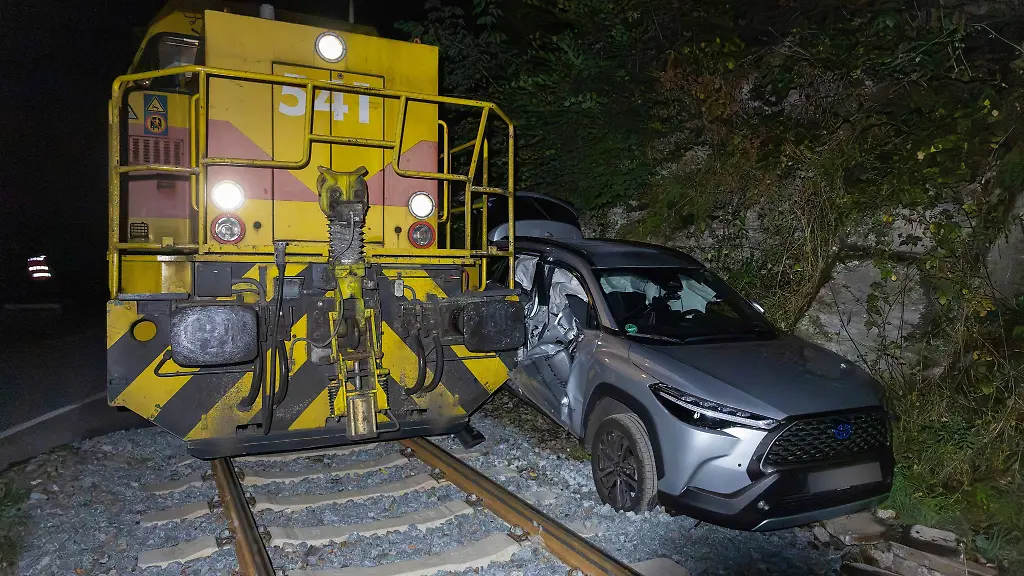 Glueck-im-Unglueck-Der-Fahrer-konnte-sich-nach-dem-Zusammenstoss-an-einem-Bahnuebergang-selbst-befreien-Er-kam-trotzdem-in-ein-Krankenhaus