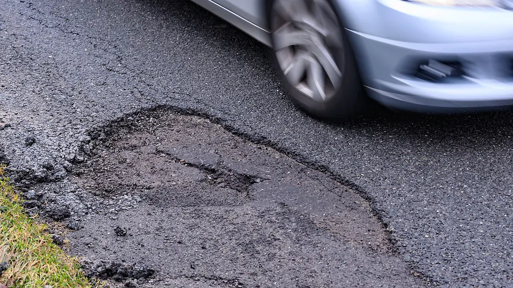 Der-beanspruchte-Asphalt-auf-der-Strecke-muss-erneuert-werden