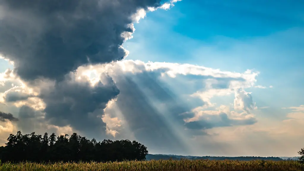 Sonnenschein-nach-dem-Regen-in-Bayern-war-das-Wetter-sehr-wechselhaft