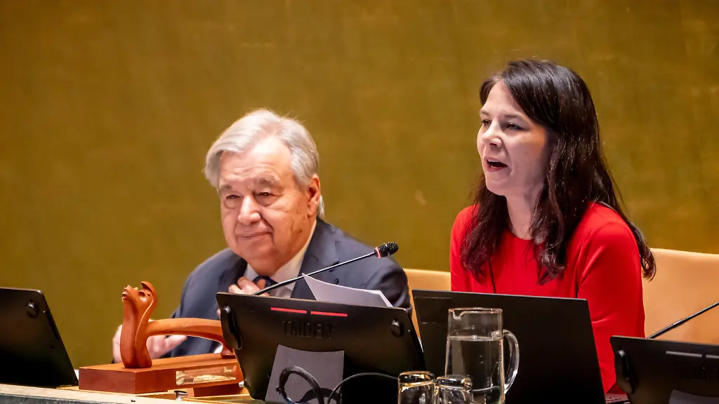Annalena-Baerbock-Praesidentin-der-Generalversammlung-der-UN-und-ehemalige-Aussenministerin-spricht-neben-Antonio-Guterres-Generalsekretaer-der-Vereinten-Nationen-in-der-Sitzung-der-Generalversammlung-der-Vereinten-Nationen