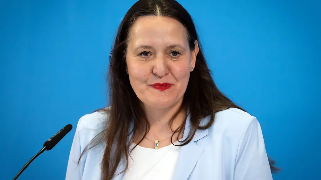 Kulturministerin-Manja-Schuele-hat-erneut-die-Kuenstlerstipendien-vergeben