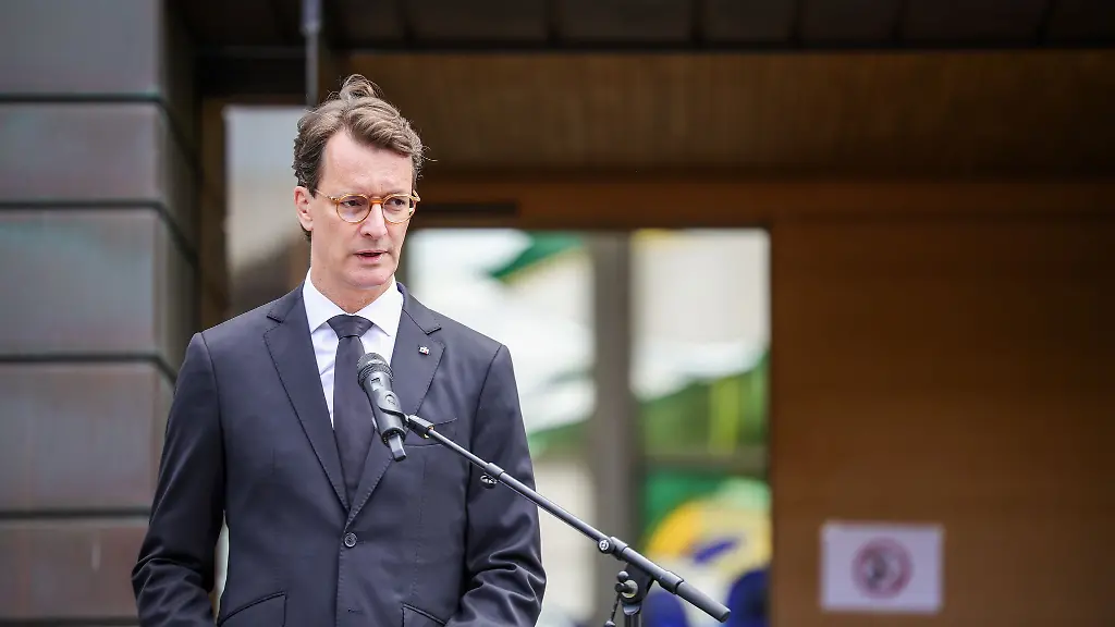 Hendrik-Wuest-CDU-Ministerpraesident-von-Nordrhein-Westfalen-sprach-bei-der-Gedenkfeier-zum-ersten-Jahrestag-des-Anschlags