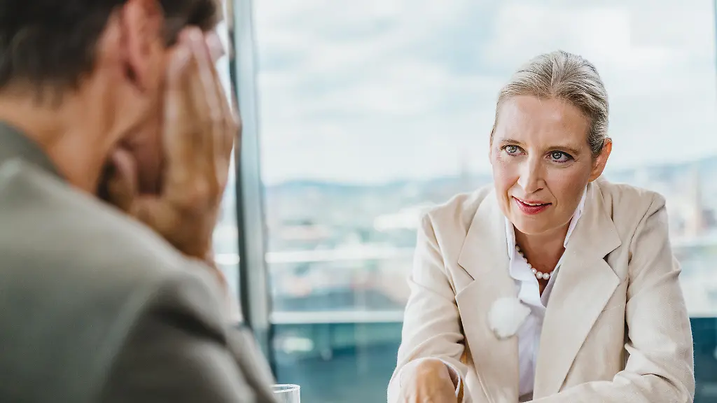 Auf-diesem-vom-ZDF-zur-Verfuegung-gestellten-Handout-spricht-Alice-Weidel-r-Bundesvorsitzende-der-AfD-mit-Wulf-Schmiese-Journalist-und-Fernsehmoderator-beim-ZDF-Sommerinterview-2026-in-der-oesterreichischen-Hauptstadt