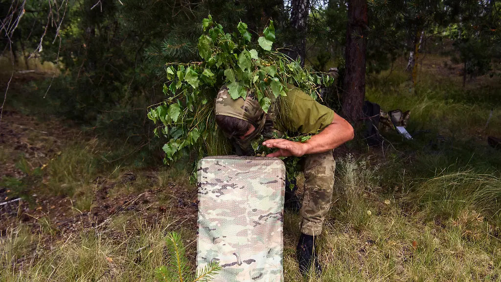 A-Ukrainian-soldier-of-the-61st-Separate-Mechanized-Brigade-uses-the-Starlink-system-during-military-exercises-in-the-Chernihiv-region-Ukraine-June-2023-Photo-by-Maxym-Marusenko-NurPhoto