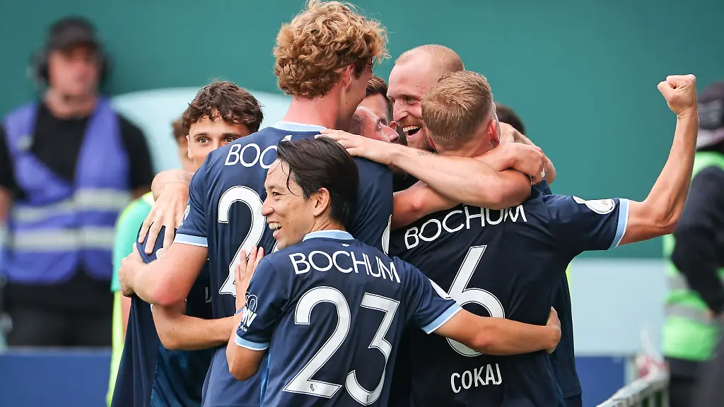 Bochumer-Jubel-mit-Torschuetze-Philipp-Hofmann-2-v-r-in-Fuerth