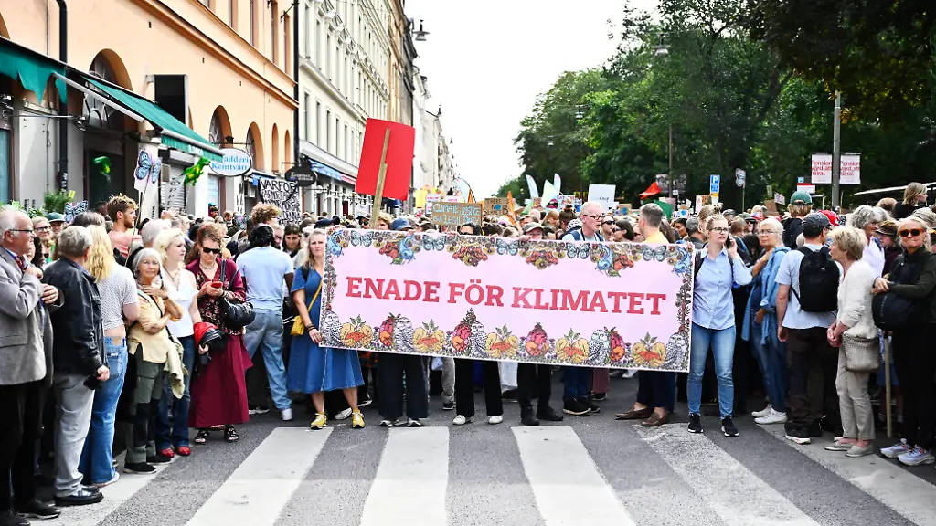 STOCKHOLM-SVERIGE-20260823-Demonstranter-tagar-fran-Vasaparken-naer-Naturskyddsfoereningen-tillsammans-med-Rebellmammorna-Rebellpapporna-och-Researchers-Desk-anordnad-en-stor-klimatdemonstration-i-Stockholm-under-soendagen-STOCKHOLM-SVERIGE-x10430x-STOCKHOLM-SWEDEN-20260823-Protesters-gather-in-Vasaparken-as-the-Swedish-Society-for-Nature-Conservation-together-with-the-Rebel-Moms-Rebellpapporna-and-Researchers-Desk-organized-a-large-climate-demonstration-in-Stockholm-on-Sunday