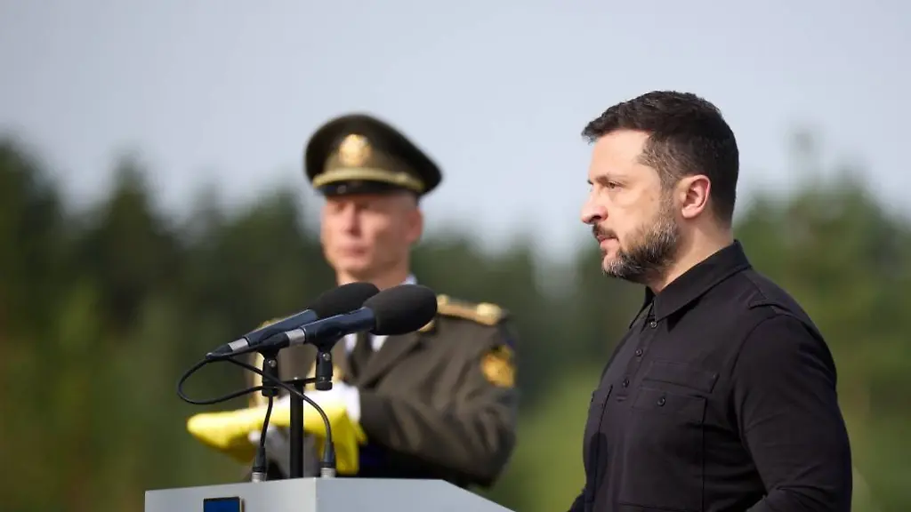 Zelensky-Attends-Reburial-of-Yevhen-Konovalets-Near-Kyiv-Ukrainian-President-Volodymyr-Zelensky-attends-the-reburial-ceremony-of-Yevhen-Konovalets-a-colonel-in-the-army-of-the-Ukrainian-Peoples-Republic-and-the-first-head-of-the-Organization-of-Ukrainian-Nationalists-at-the-National-Military-Memorial-Cemetery-near-Kyiv-Ukraine-on-August-18-2026-Konovalets-remains-were-returned-to-Ukraine-88-years-after-his-burial-in-Rotterdam-where-he-was-assassinated-in-1938-during-a-ceremony-attended-by-officials-and-military-figures-Photo-by-PRESIDENT-OF-UKRAINE-apaimages-Ukraine-Ukraine-Ukraine-180826-Ukraine-UPO-0026