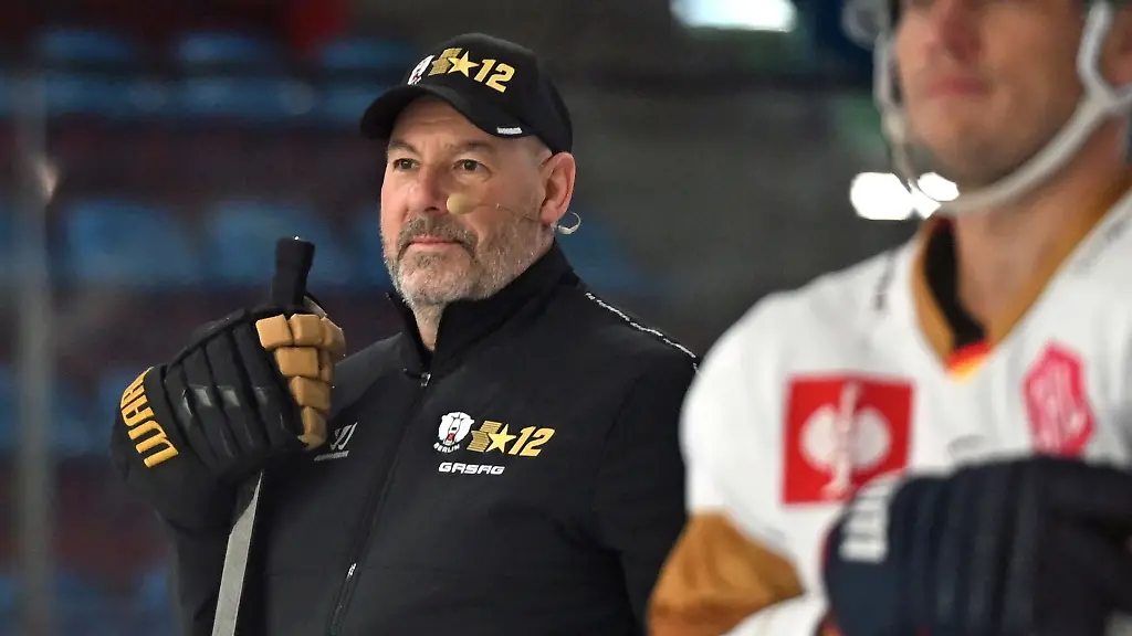 Eric-Dubois-feierte-im-Test-gegen-Augsburg-seinen-ersten-Sieg-als-Cheftrainer-der-Eisbaeren-Berlin