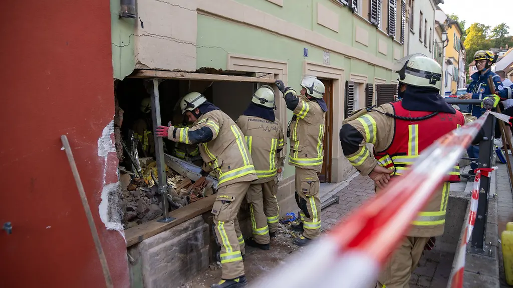In-Bamberg-ist-ein-Auto-in-eine-Hauswand-gefahren
