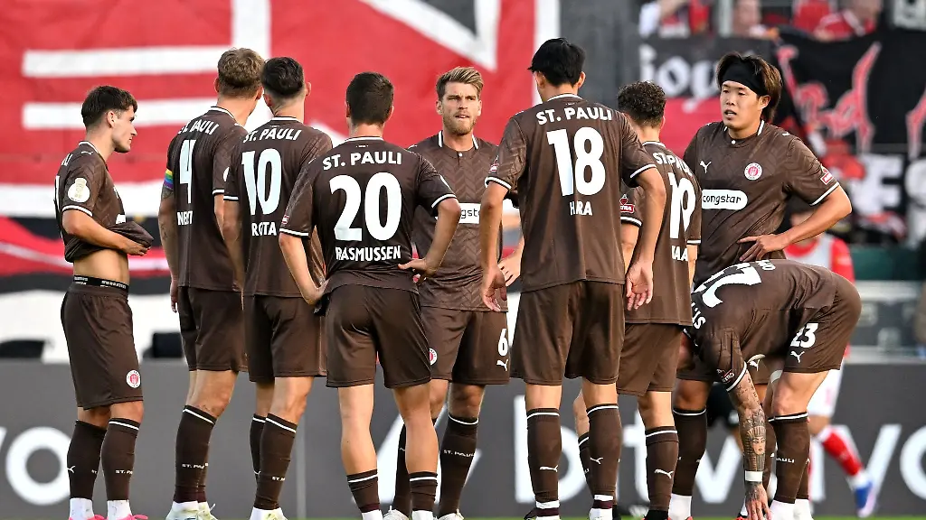 Gespraechsbedarf-St-Paulis-Spieler-sind-in-dieser-Saison-noch-sieglos