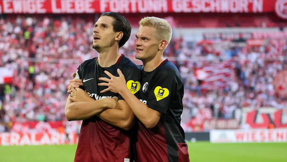 23-08-2026-xfanx-Fussball-DFB-Pokal-1-Runde-Fortuna-Duesseldorf-SC-Freiburg-v-l-Torschuetze-Igor-Matanovic-Freiburg-macht-das-Tor-zum-2-0-fuer-Freiburg-und-jubelt-mit-Matthias-Ginter-Freiburg-DFL-DFB-REGULATIONS-PROHIBIT-ANY-USE-OF-PHOTOGRAPHS-as-IMAGE-SEQUENCES-and-or-QUASI-VIDEO-Duesseldorf-August-23-2026-xfanx-Soccer-DFB-Cup-First-Round-Fortuna-Duesseldorf-vs-SC-Freiburg-Goal-scorer-Igor-Matanovic-scores-the-20-goal-for-Freiburg-and-celebrates-with-Matthias-Ginter-Freiburg-DFL-and-DFB-regulations-prohibit-any-use-of-photographs-as-image-sequences-and-or-quasi-video