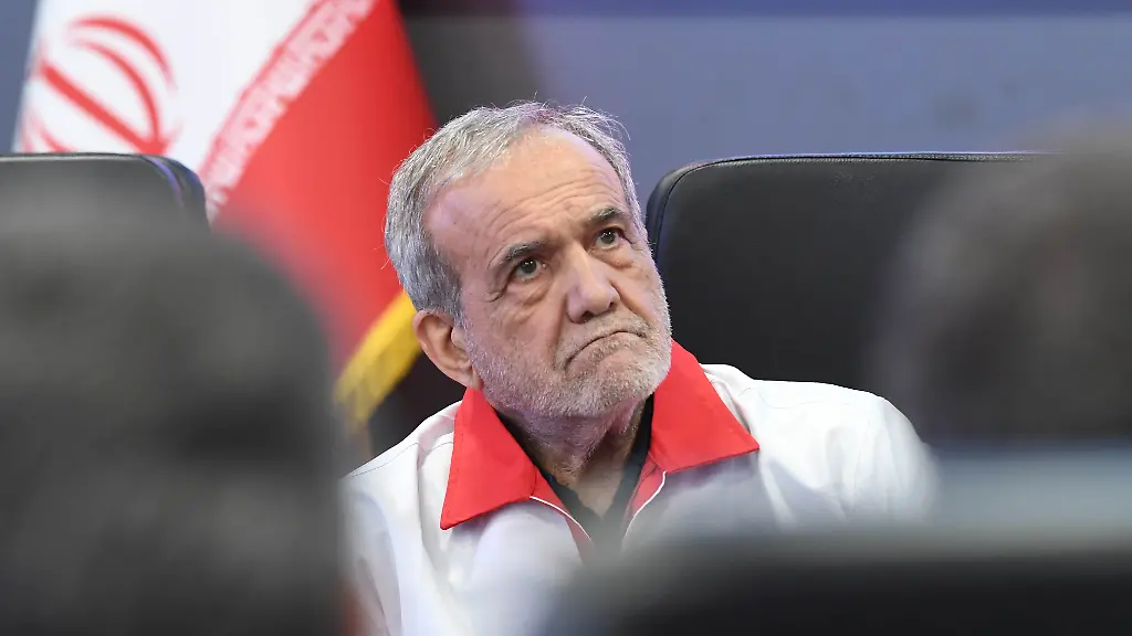 Der-iranische-Praesident-Massud-Peseschkian-sitzt-bei-einem-Besuch-im-Hauptquartier-der-iranischen-Gesellschaft-des-Roten-Halbmonds-IRCS