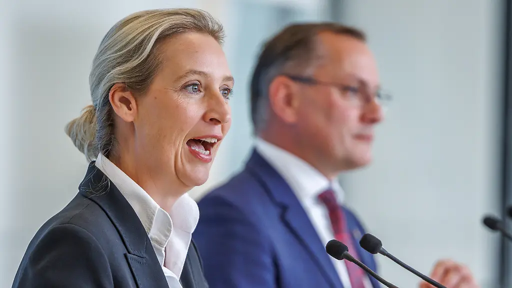 Alice-Weidel-und-Tino-Chrupalla-AfD-bei-einem-Statement-der-AfD-am-09-06-26-in-Berlin