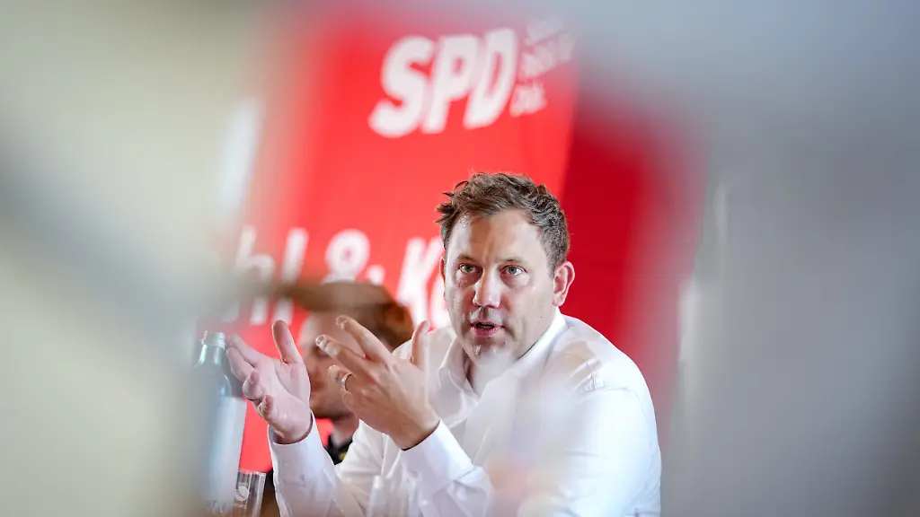 Lars-Klingbeil-SPD-Bundesminister-der-Finanzen-Vizekanzler-und-SPD-Bundesvorsitzender-nimmt-an-der-Wahlkampfveranstaltung-der-SPD-mit-dem-Buergerdialog-Kohl-Koepfe-teil