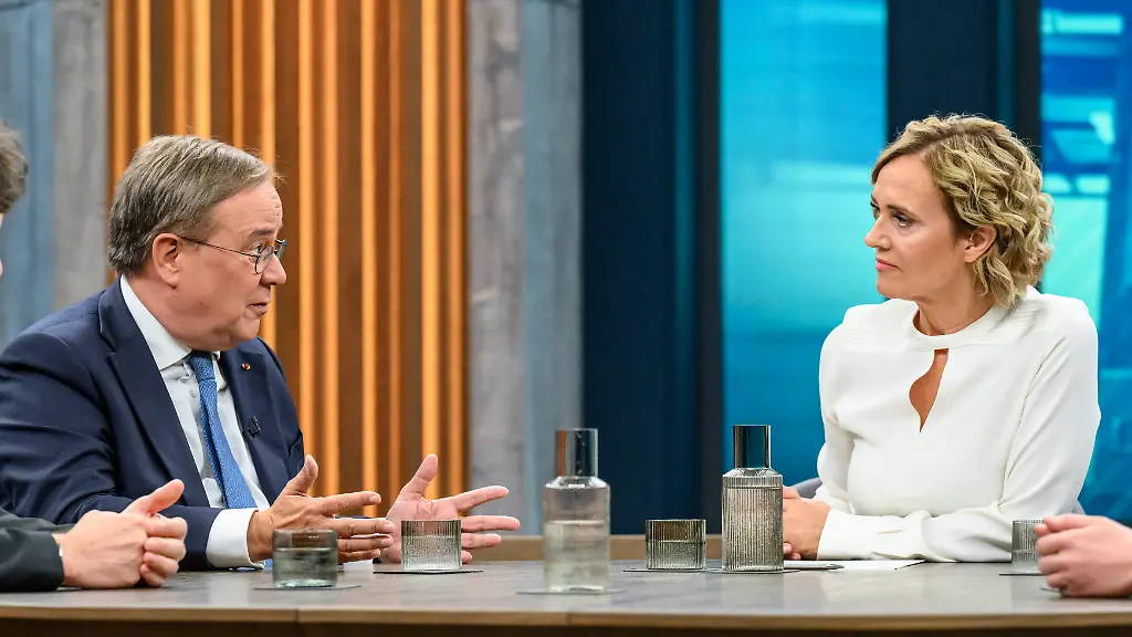 im-Bild-v-l-Armin-Laschet-CDU-Bundestagsabgeordneter-und-ehemaliger-CDU-Vorsitzender-Caren-Miosga-GER-Berlin-Studio-zu-Gast-bei-Caren-Miosga-Polittalk-TV-Format-Aufzeichnung-aufgezeichnet-Das-Erste-aus-Adlershof-am-Studio-20-Thema-Ist-die-Brandmauer-noch-zu-halten-Im-Bezug-auf-Die-AfD-und-die-Landtagswahl-in-Sachsen-Anhalt-23-08