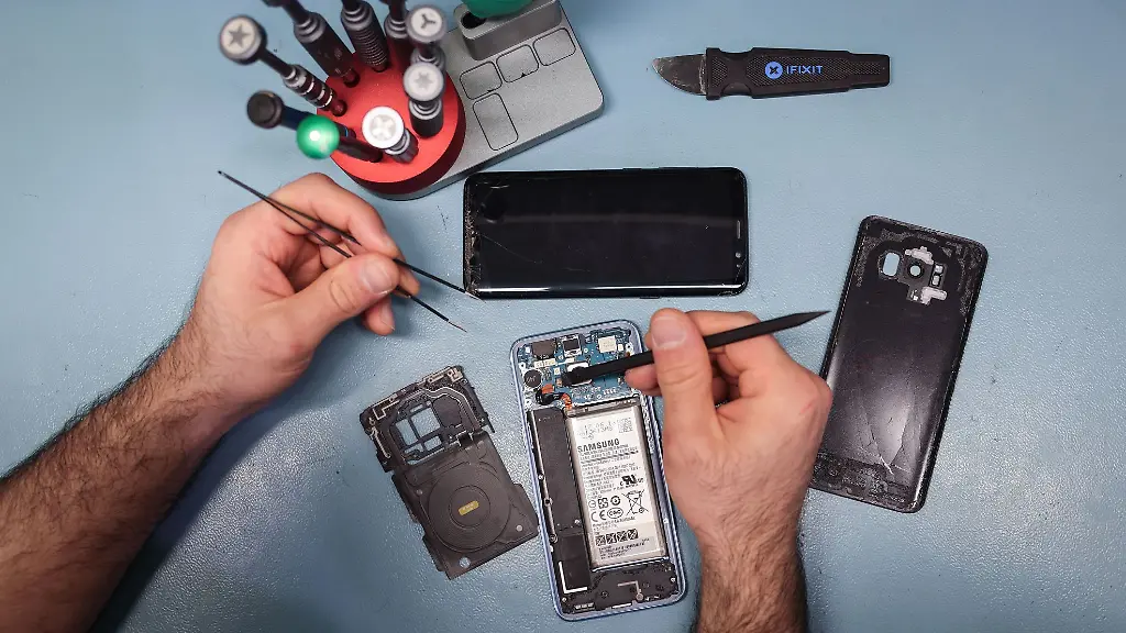 Sprung-im-Glas-Smartphones-muessen-nun-so-konstruiert-sein-dass-sich-Verschleiss-Bauteile-wie-das-Display-leichter-tauschen-lassen