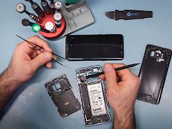 Sprung Im Glas Smartphones Muessen Nun So Konstruiert Sein Dass Sich Verschleiss Bauteile Wie Das Display Leichter Tauschen Lassen