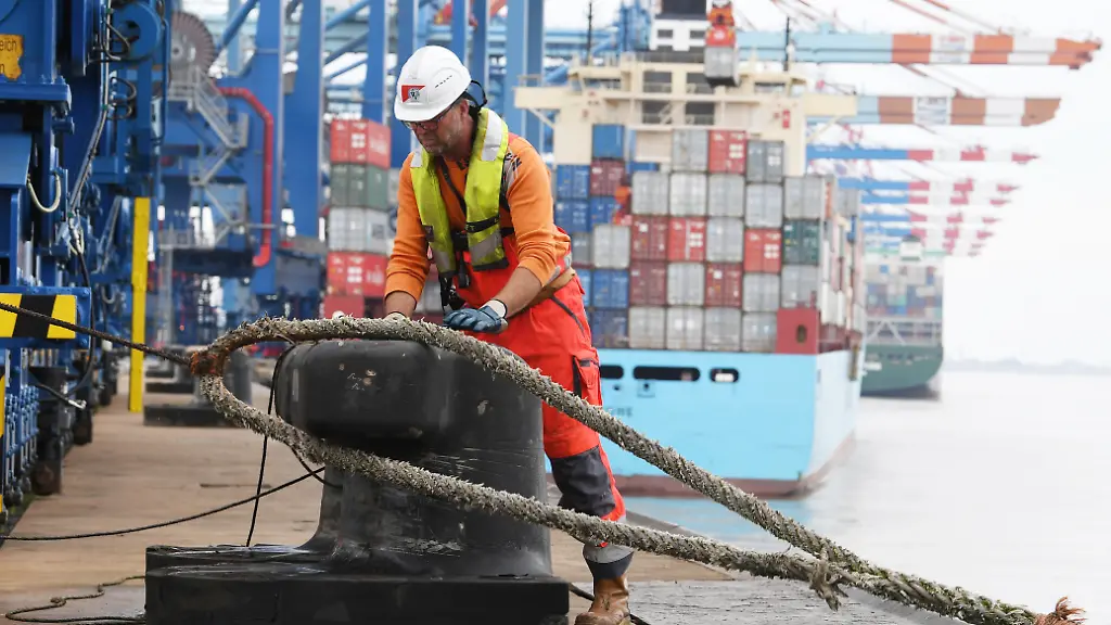 Joerg-Hedenus-Festmacher-am-Containerterminal-loest-die-Taue-eines-Schiffes-das-ablegt-Wenn-Containerschiffe-oder-Autotransporter-in-Haefen-einlaufen-sind-sie-auf-Hilfe-an-Land-angewiesen-Festmacher-sorgen-dafuer-dass-sie-dort-liegen-bleiben-wo-sie-sollen