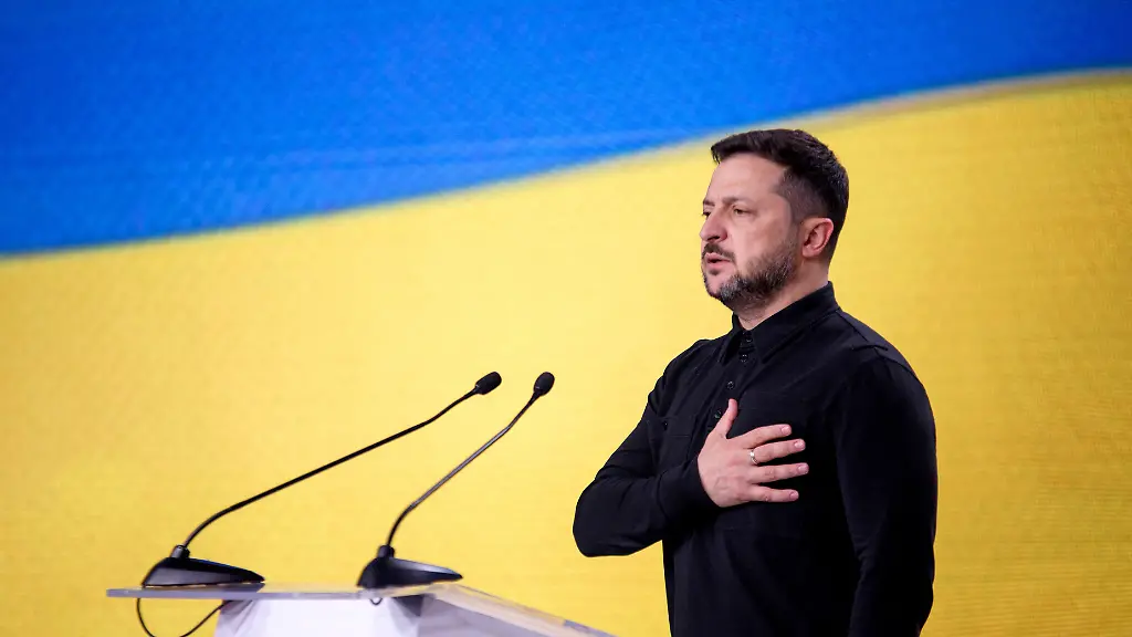 President-of-Ukraine-Volodymyr-Zelenskyy-presses-his-right-hand-to-his-heart-during-the-national-anthem-ceremony-at-the-start-of-the-Ninth-International-Veterans-Forum-in-Kyiv-Ukraine-on-August-22-2026-as-hundreds-of-veterans-representatives-of-the-Ukrainian-government-foreign-partners-and-distinguished-guests-participate-in-the-large-scale-annual-event-which-serves-as-Ukraineas-principal-platform-for-dialogue-on-the-development-and-implementation-of-state-veteransa-policy-Photo-by-Marianna-Kotyk-Ukrinform-ABACAPRESS