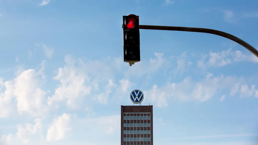 Rote-Ampel-vor-dem-Volkswagenwerk-in-Wolfsburg