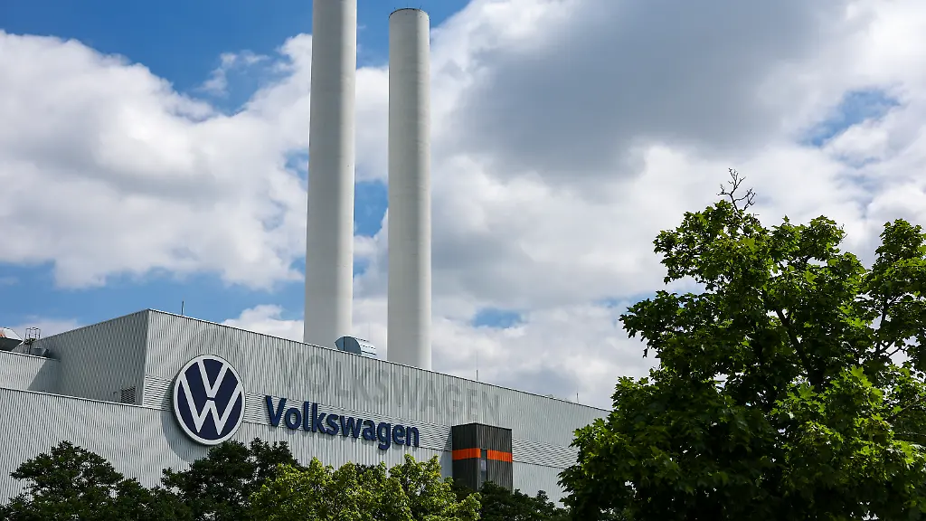 Blick-auf-VW-Werk-in-Zwickau-Am-Tag-der-Aufsichtsratssitzung-der-Volkswagen-AG-in-Wolfsburg-organisiert-die-IG-Metall-bundesweit-Informations-und-Protestaktionen-an-zahlreichen-Standorten-des-Konzerns