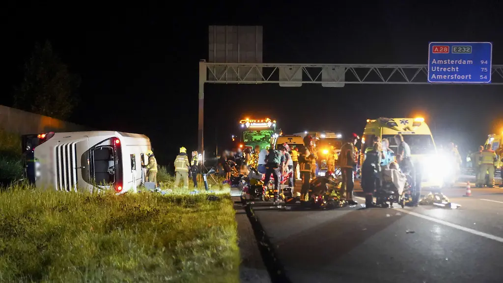 24-08-2026-Niederlande-Wezep-Rettungskraefte-sind-auf-der-Autobahn-28-im-Einsatz-wo-mehrere-Personen-bei-einem-Unfall-zwischen-einem-Reisebus-mit-oesterreichischem-Kennzeichen-und-einem-Kleintranspoter-verletzt-wurden-Nach-Angaben-der-Polizei-befanden-sich-etwa-fuenfzig-Personen-in-dem-Reisebus-die-meisten-sollen-deutsche-Schueler-gewesen-sein